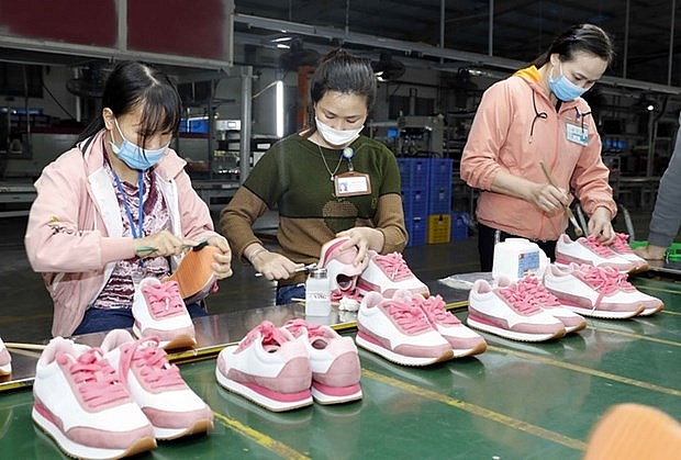 Theo Niên giám Da giày thế giới năm 2021 vừa được công bố, lần đầu tiên, Việt Nam chiếm trên 10% thị phần giày xuất khẩu toàn cầu với khoảng 1,2 tỷ đôi giày trong năm 2020.